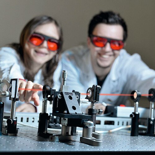 CTR Team arbeitet im Labor mit Lasern