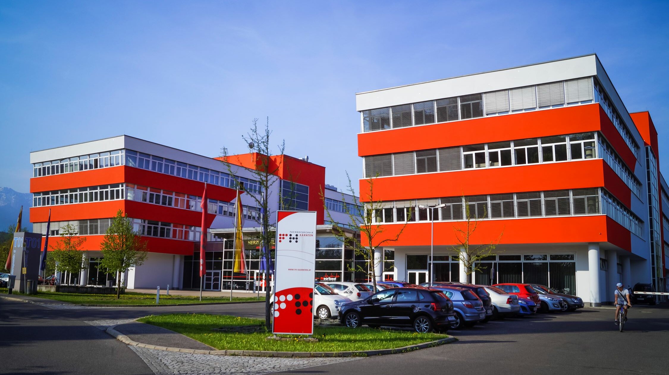 Blick auf die Gebäude der Fachhochschule in Villach