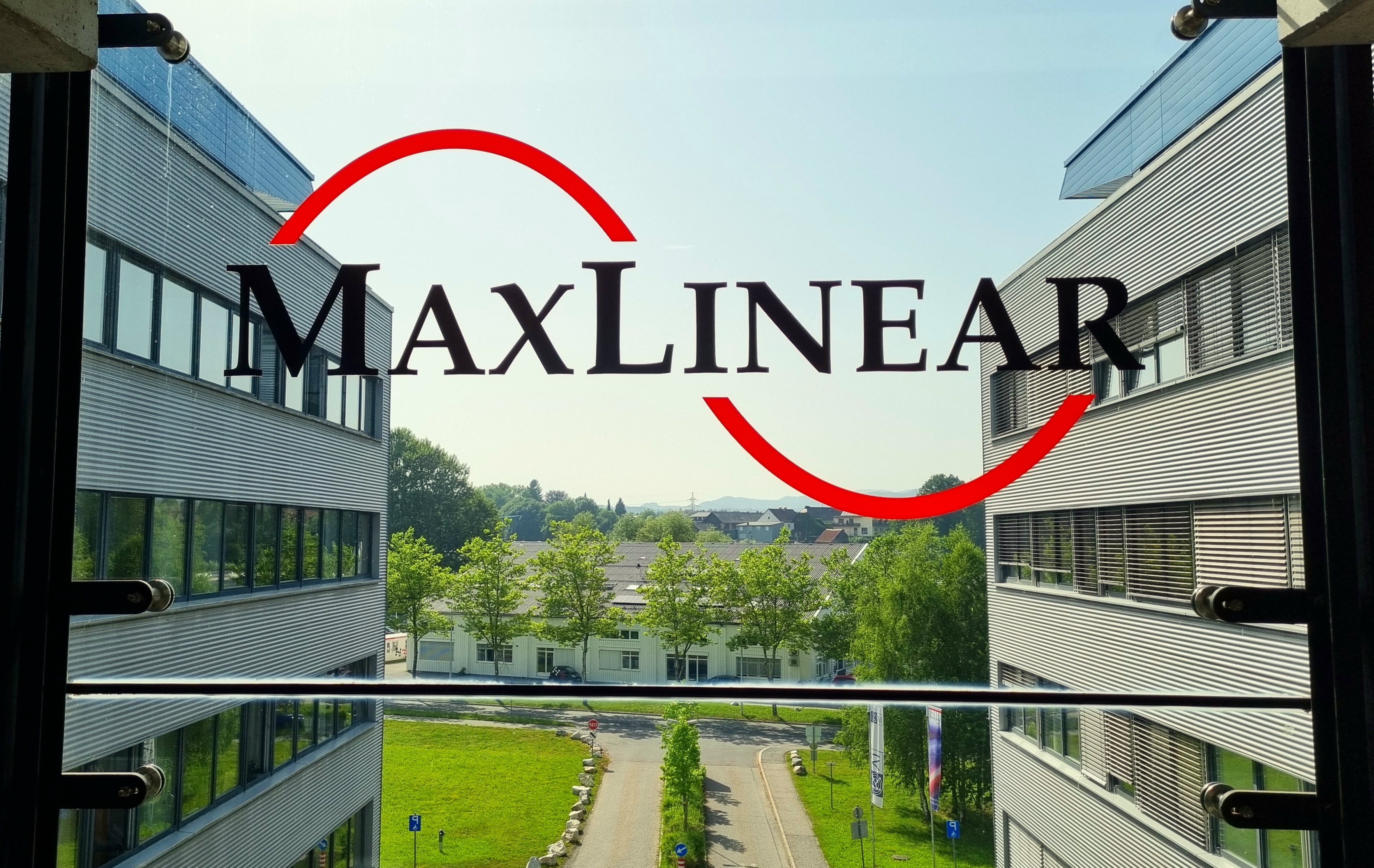 Fensterblick auf das Logo von MaxLinear und den vista Innenhof