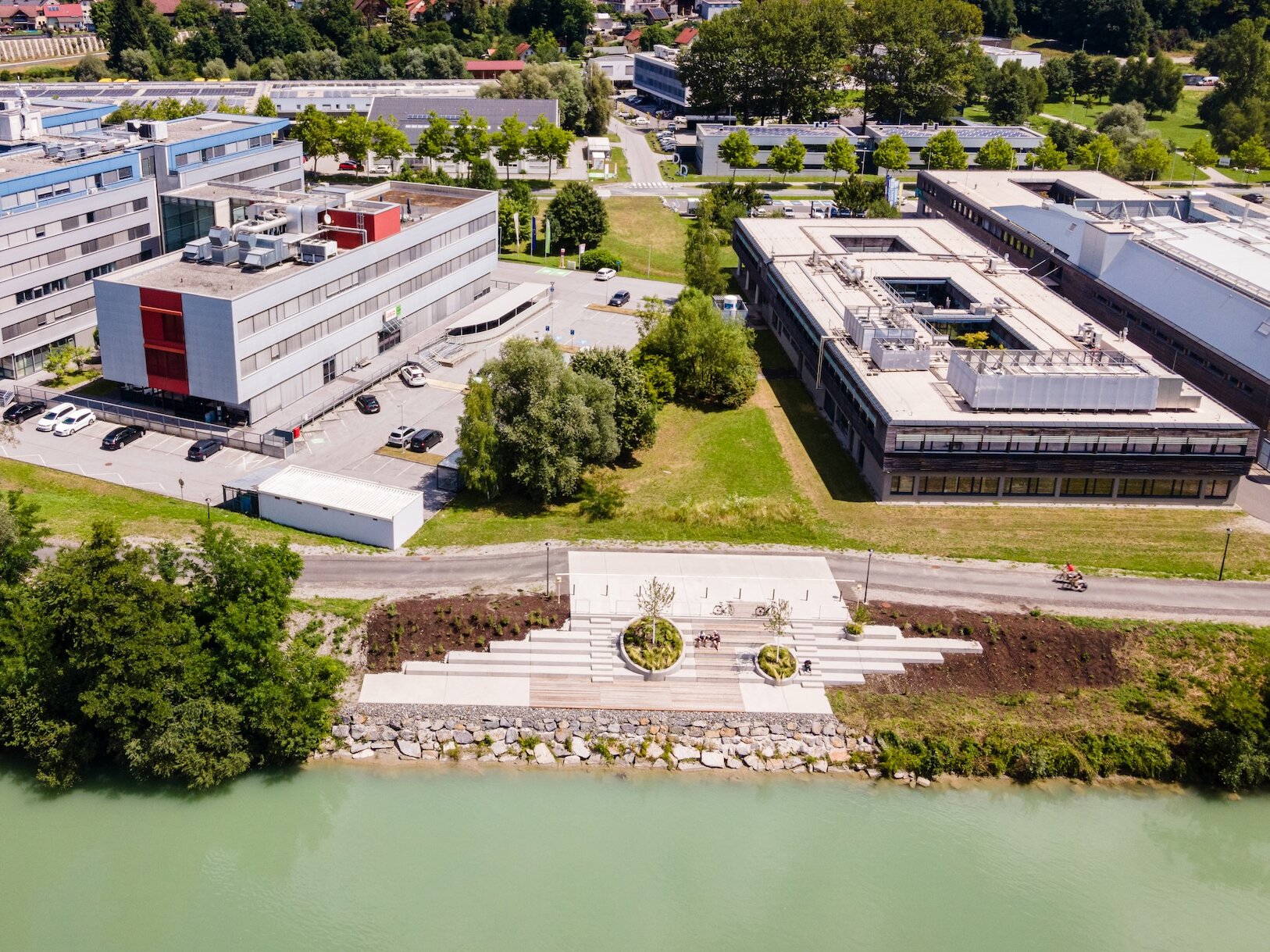 Drohnenaufnahme der neuen Flusstribüne und umliegenden Gebäude
