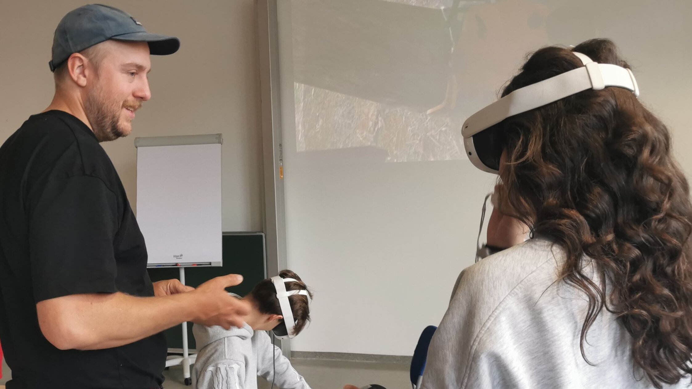 Schüler:innen mit VR-Brillen