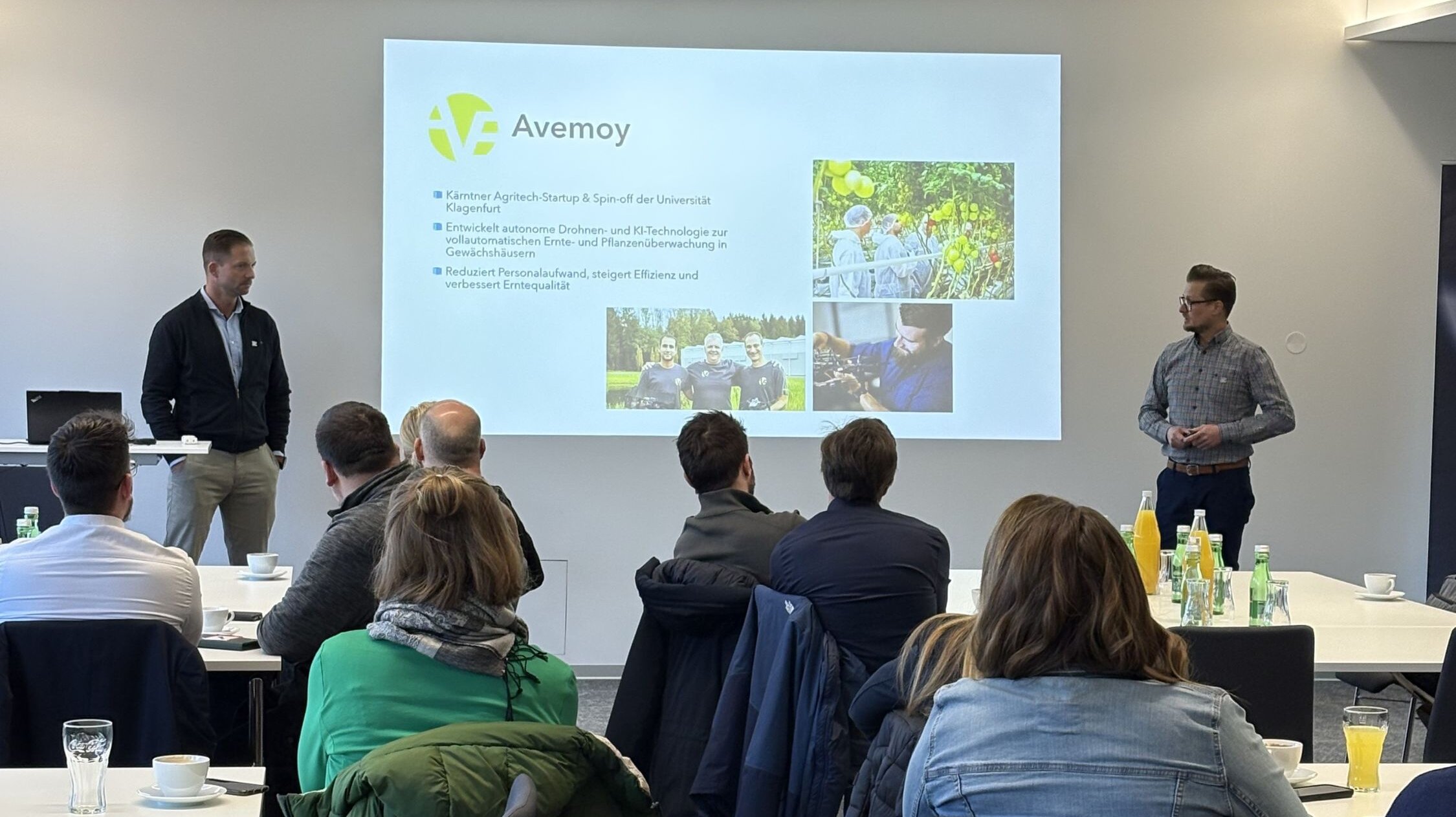 Präsentation von build! beim zweiten Business Breakfast Martin Trink und Christoph Riegler von build! beim Präsentieren