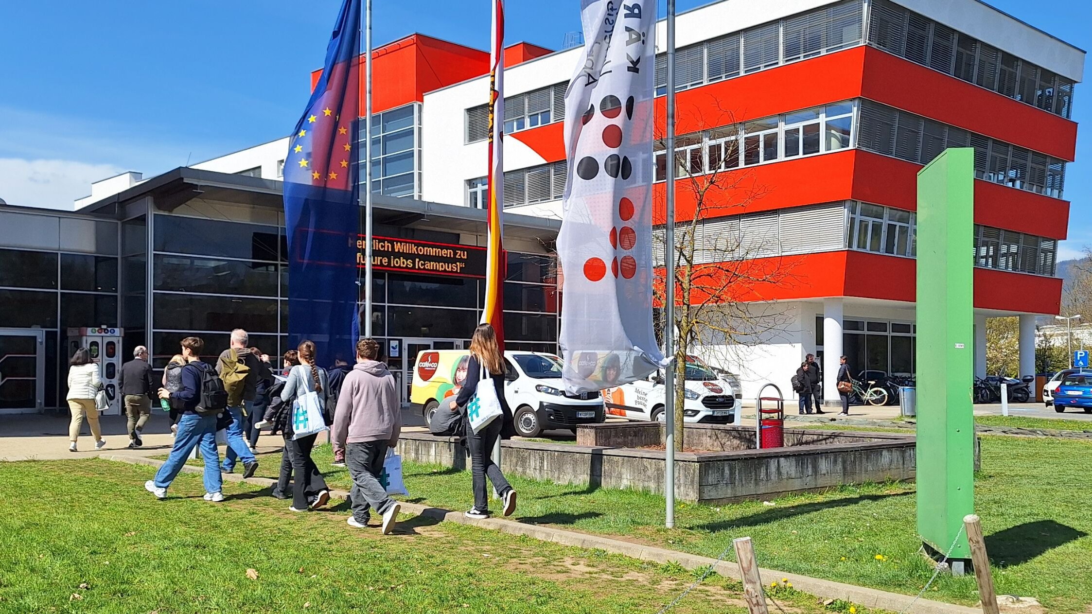 Schüler:innen bei der future job-Initiative Schüler:innen am Campus der FH Kärnten