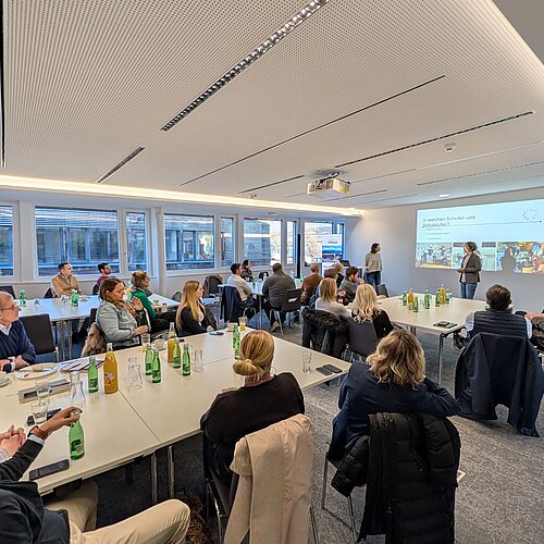 Morgendliches Vernetzungstreffen im Auditorium des HTCVs