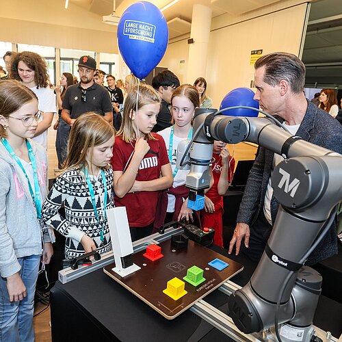 Kinder am Stationsbetrieb der Langen Nacht der Forschung 2024