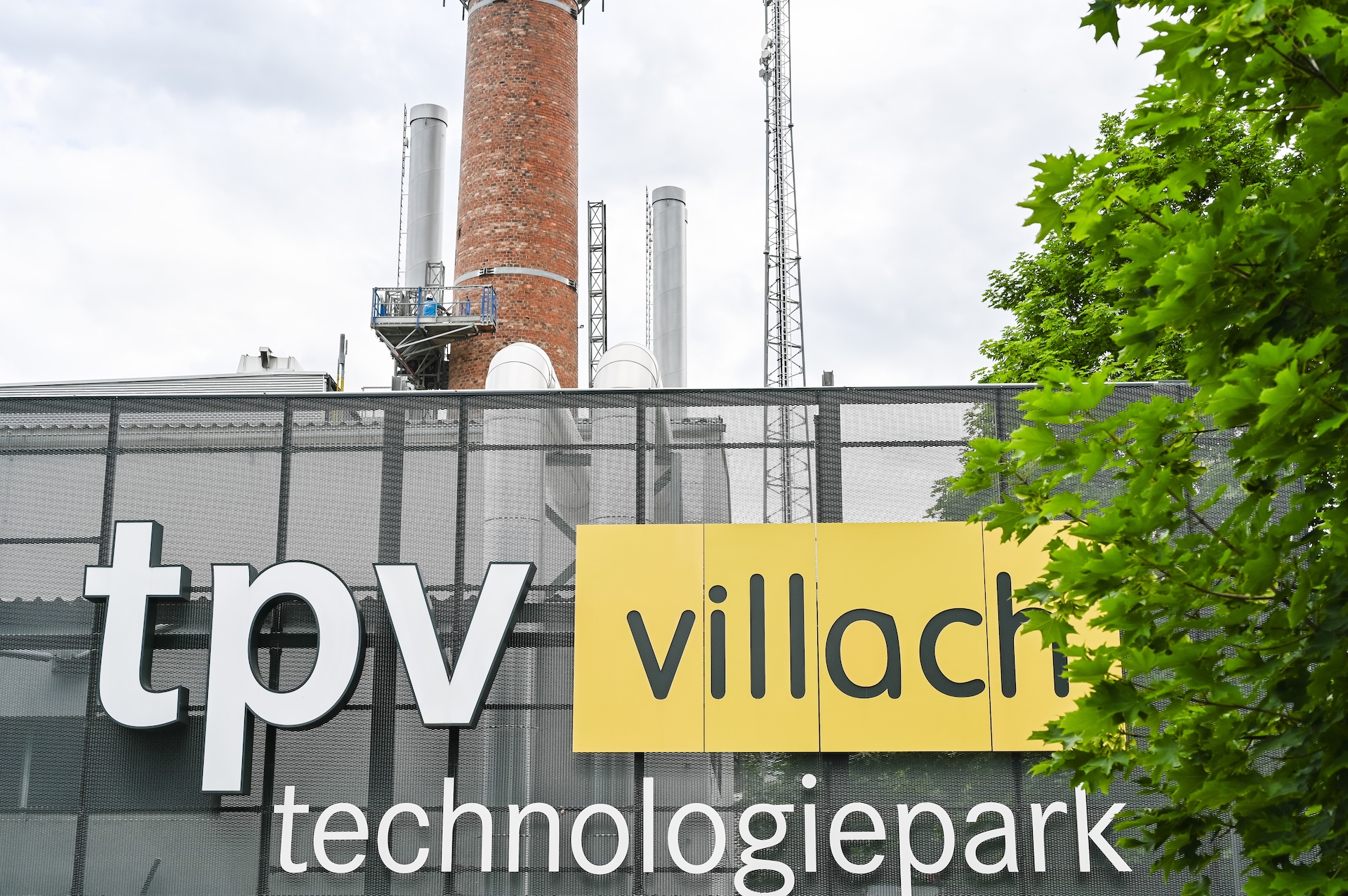 Abbrucharbeiten am tpv-Schornstein. Abbrucharbeiten am tpv-Schornstein.