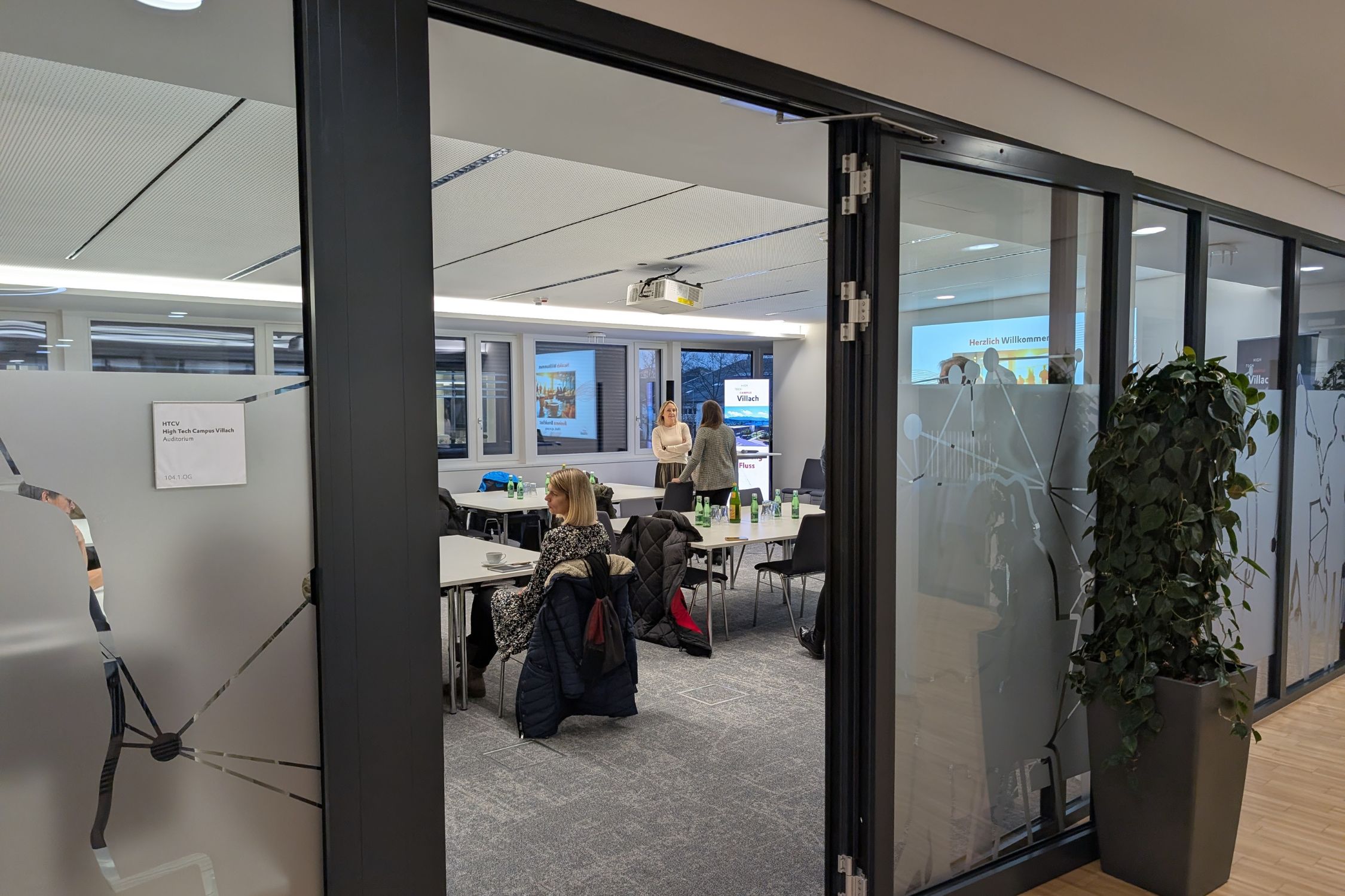 Im Auditorium des HTCV sammeln sich die Gäste des ersten Business Breakfast