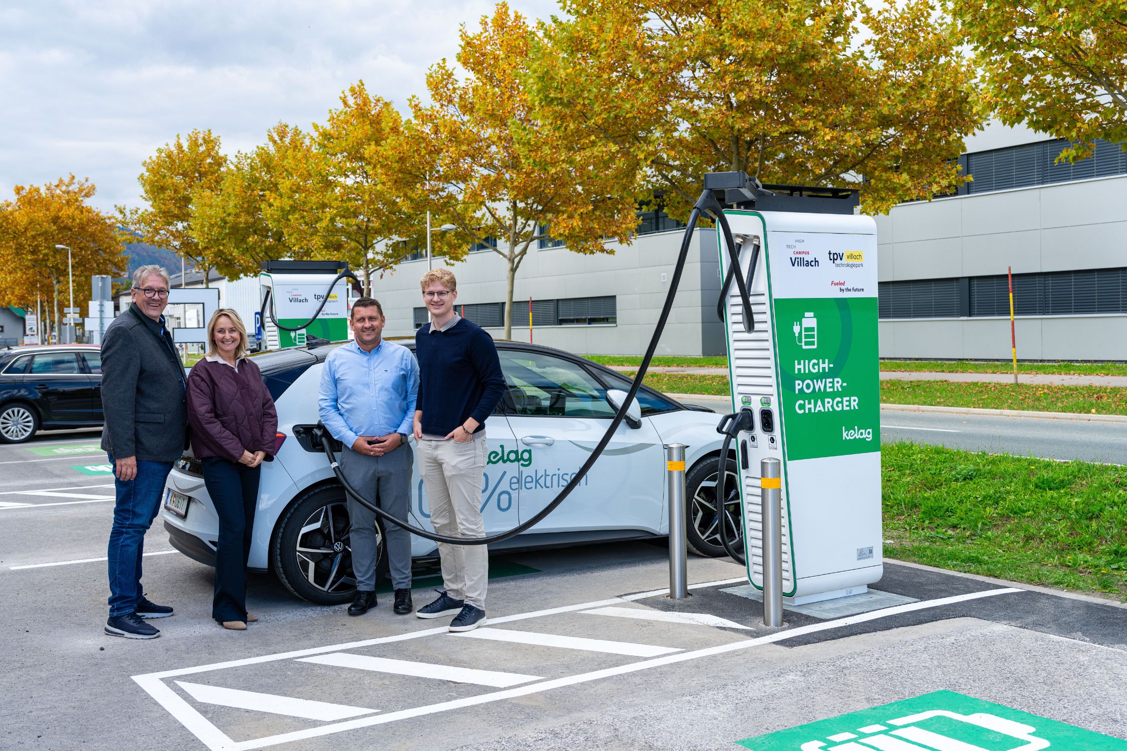 Bernhard Lamprecht (Geschäftsführer HTCV), Doris Mitterbacher (Parkmanagement HTCV), Prokurist Alexander Jordan (Kelag, Leiter Vertrieb & Energielösungen) und Dario Krnjic (Kelag, Technischer Projektleiter) vor den neuen E-Ladestationen im tpv