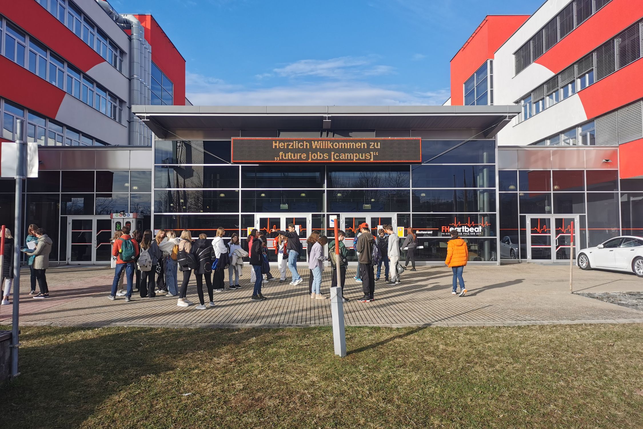 Eingang der FH Kärnten mit dem Schriftzug "future jobs"