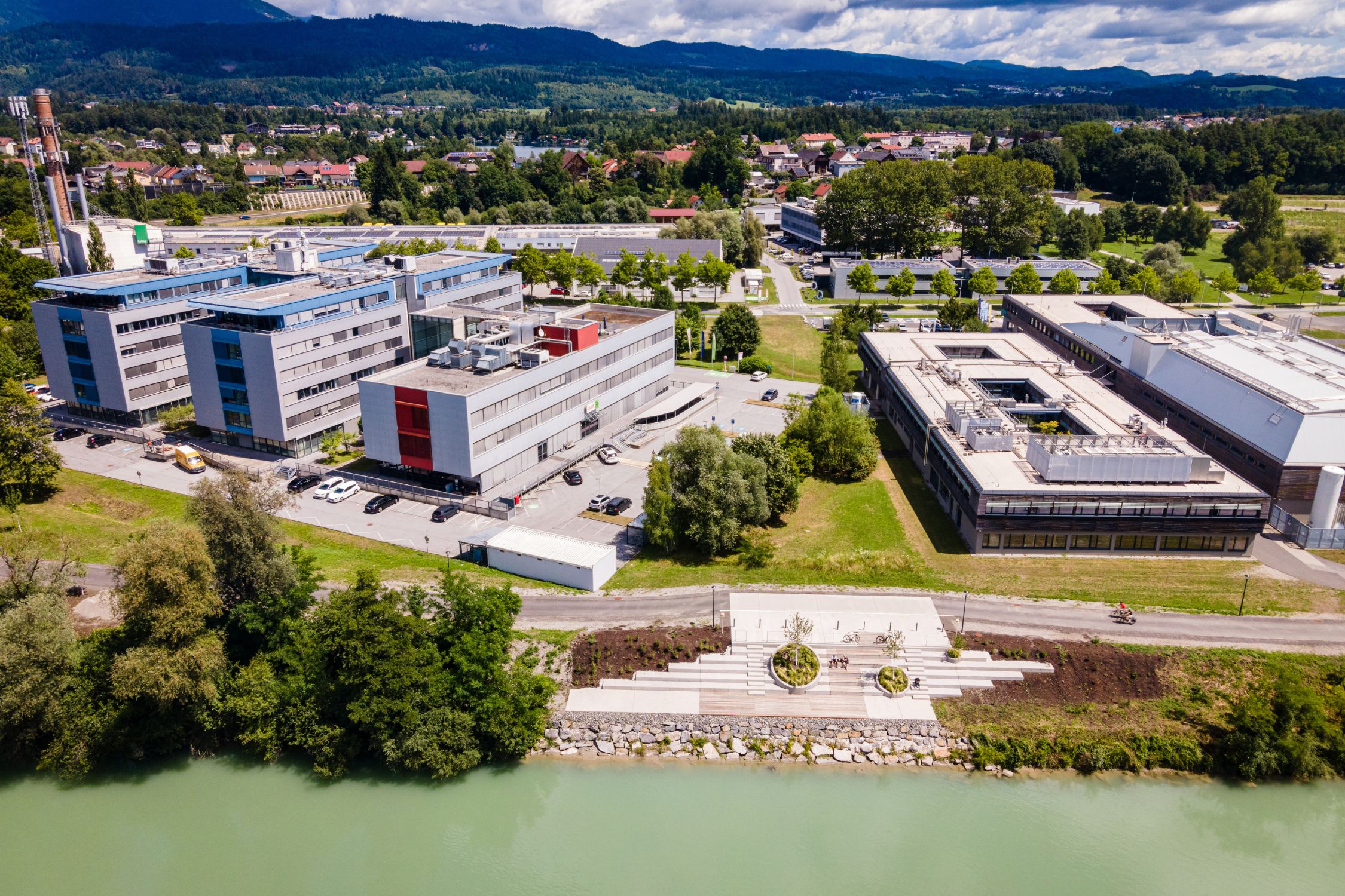 Flusstribüne und umliegende Gebäude