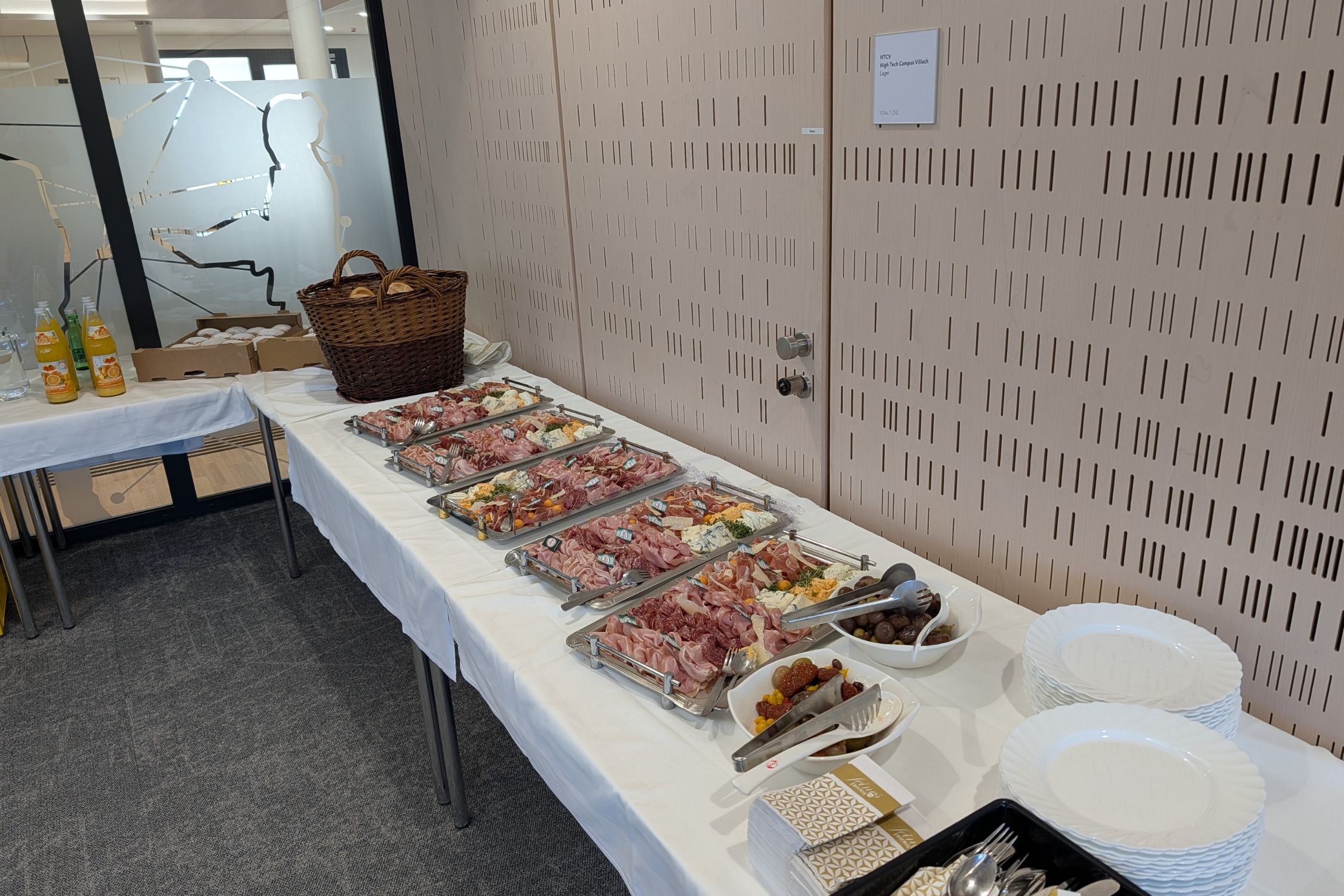 Frühstücksbuffet beim zweiten Business Breakfast Buffet mit Aufschnittplatten und Faschingskrapfen