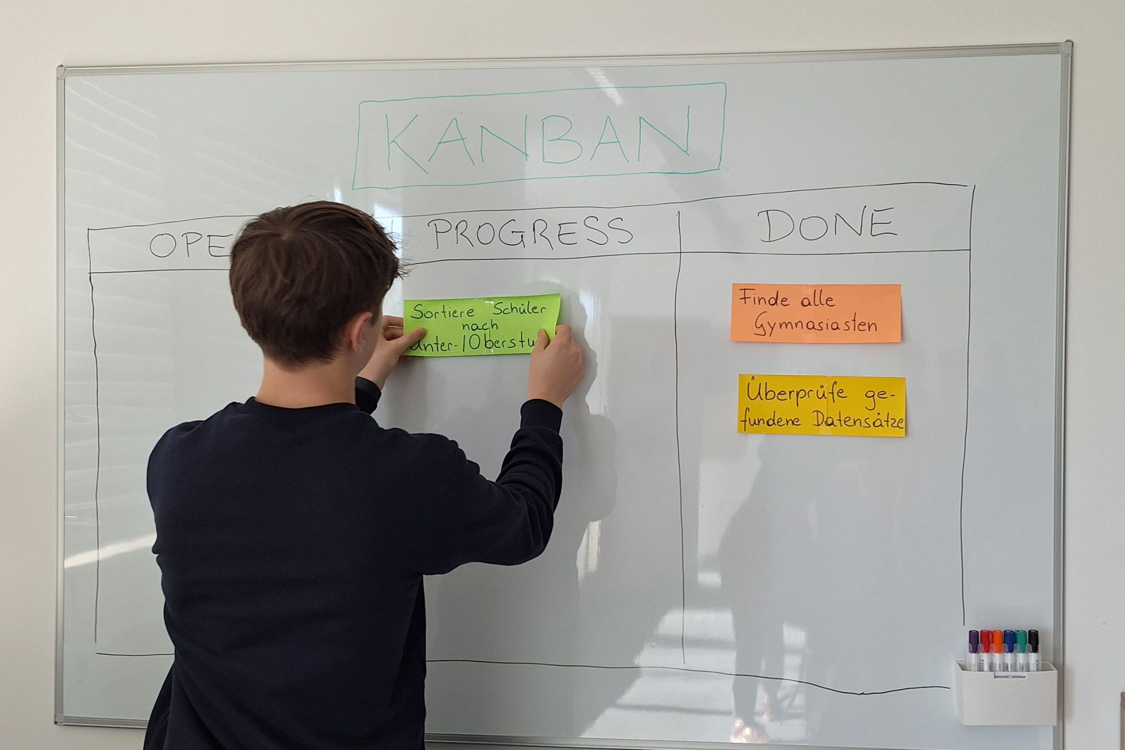 Mini-Workshop im Zuge der future jobs-Initiative Schüler arbeitet an der der Tafel