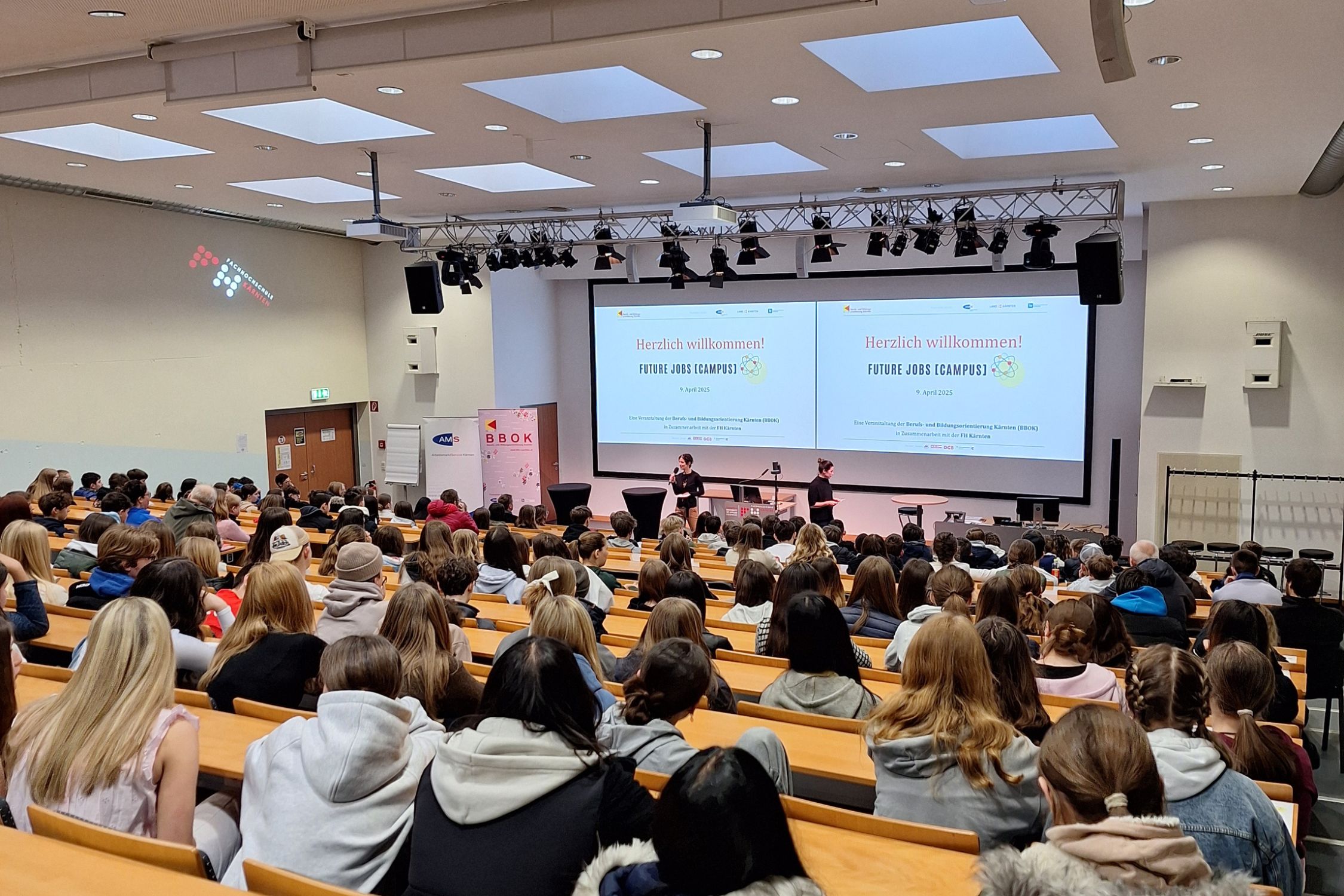 Schüler:innen bei future jobs in der FH Kärnten Schüler:innen im Hörsaal der FH Kärnten