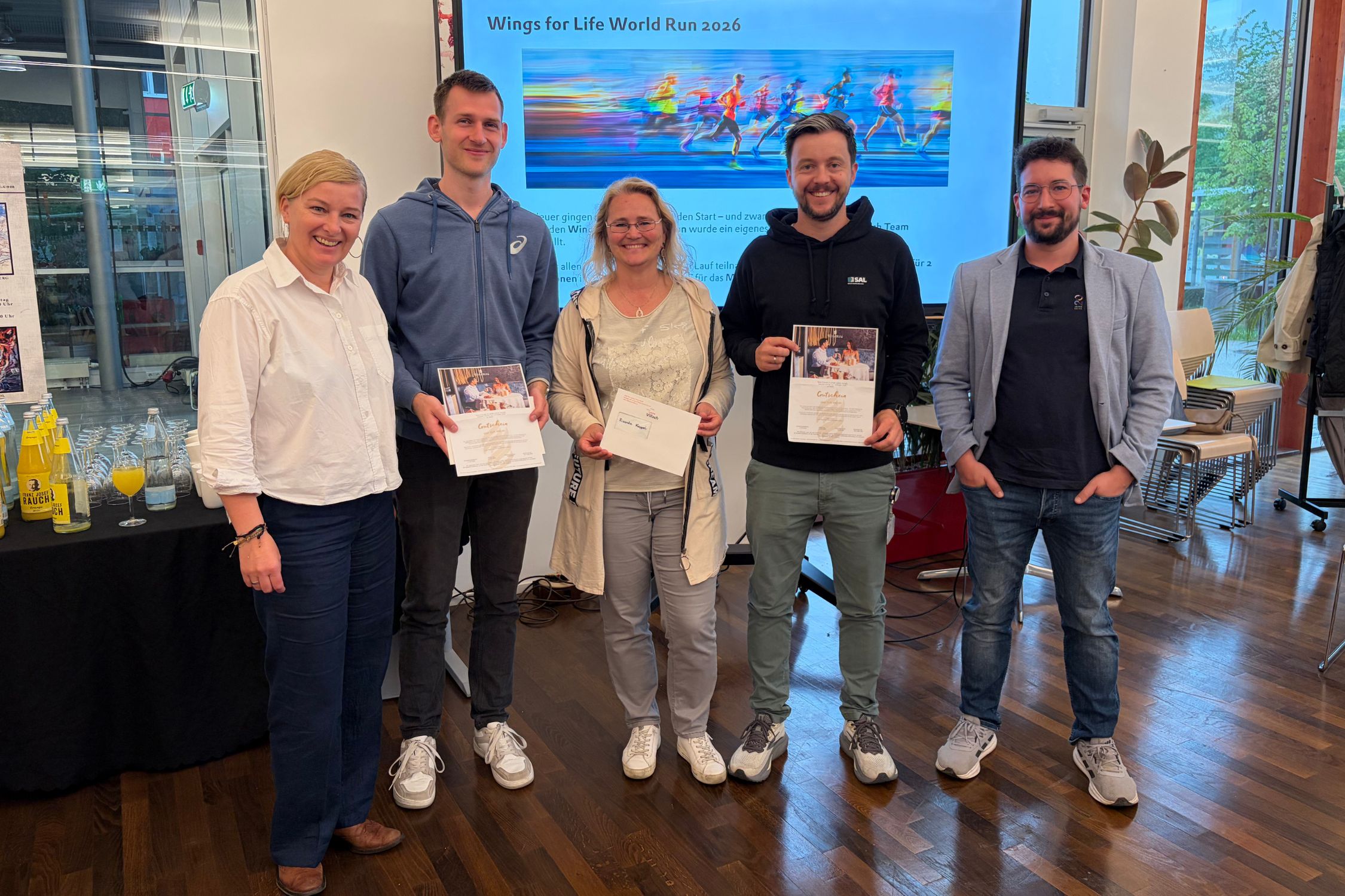 Die stolzen Gewinner:innen des „Wings for Life World Run“-Gewinnspiels Gruppenfoto der Gewinner:innen mit Gutscheinen