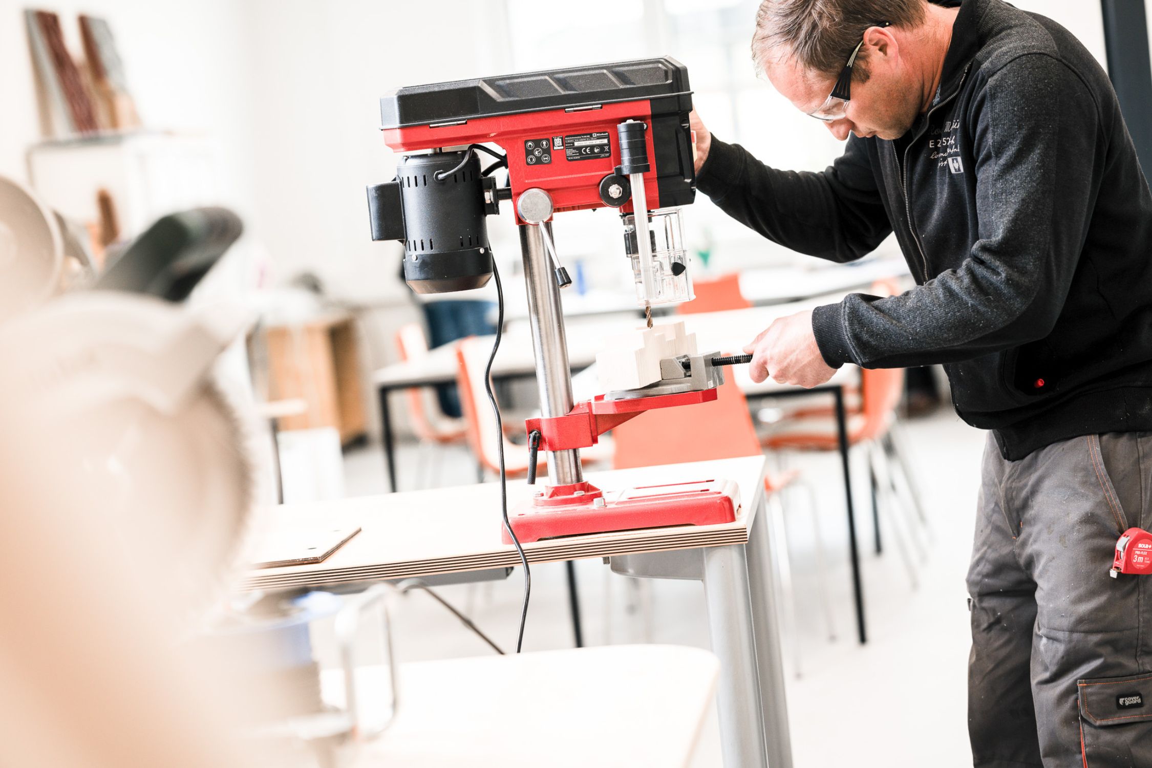 GPS Kärnten Werkstätte Man beim Arbeiten in der Werkstätte