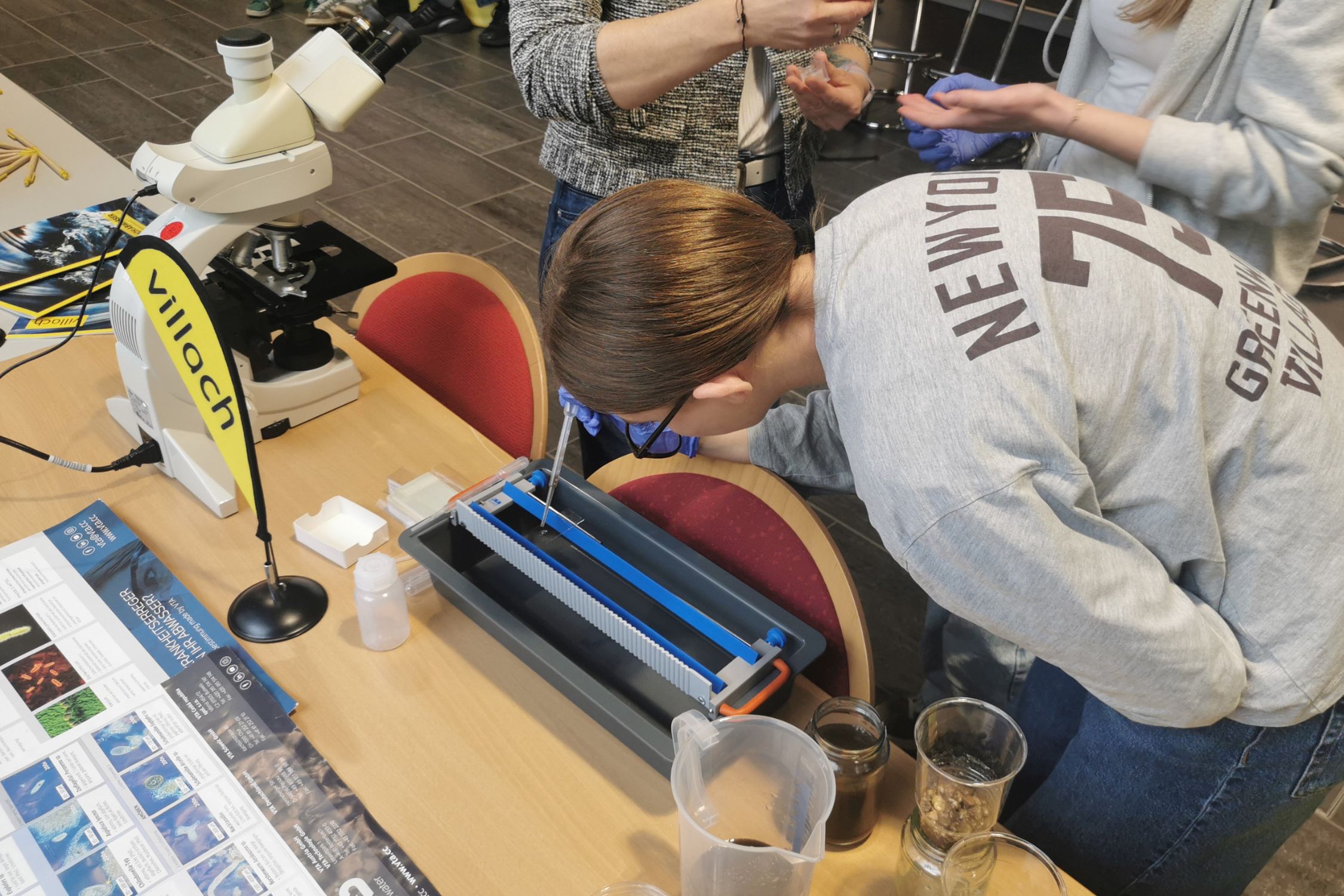 Mädchen testet Wasser beim Workshop der Kläranlage Villach