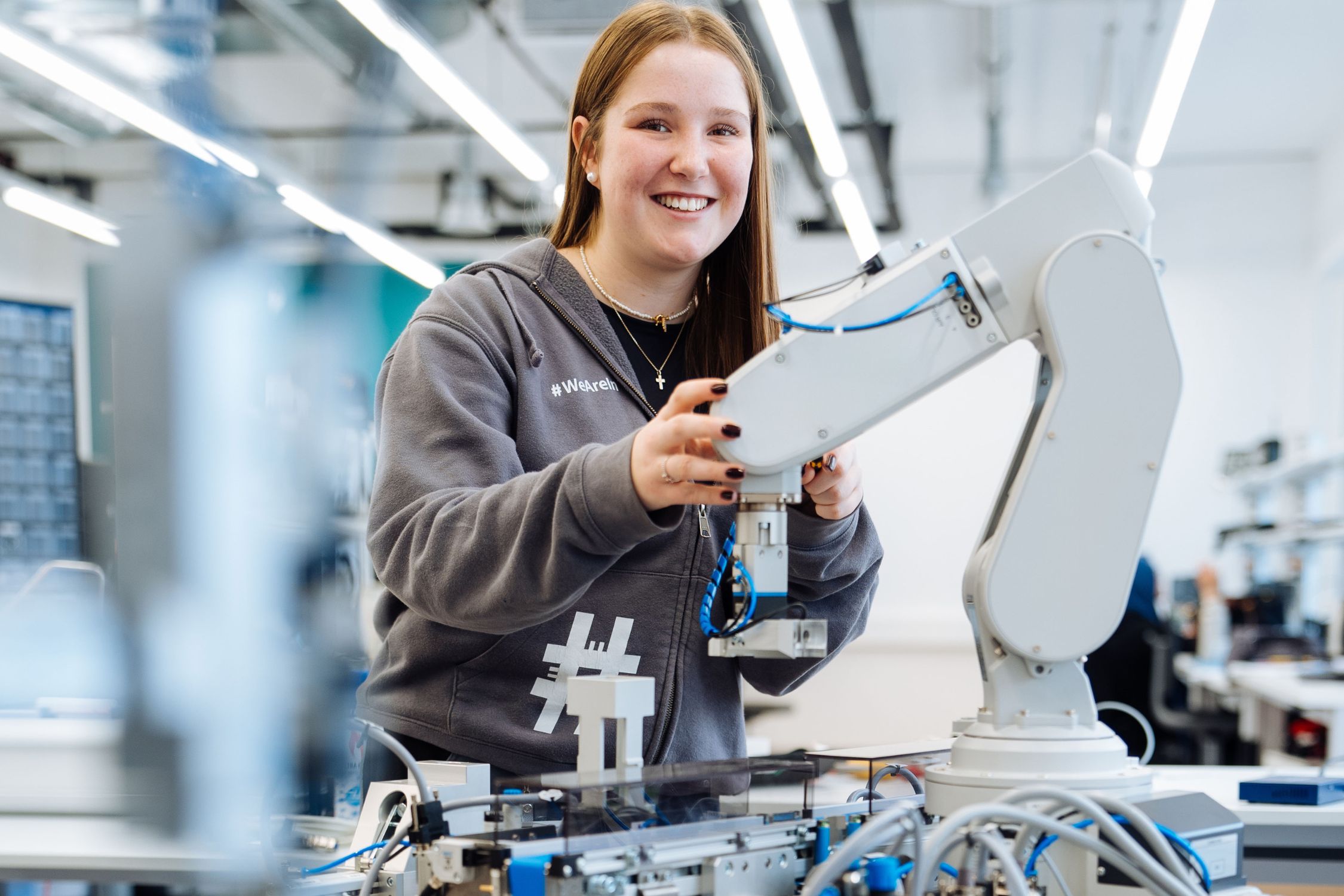 Lehrling beim Arbeiten an einer Maschine