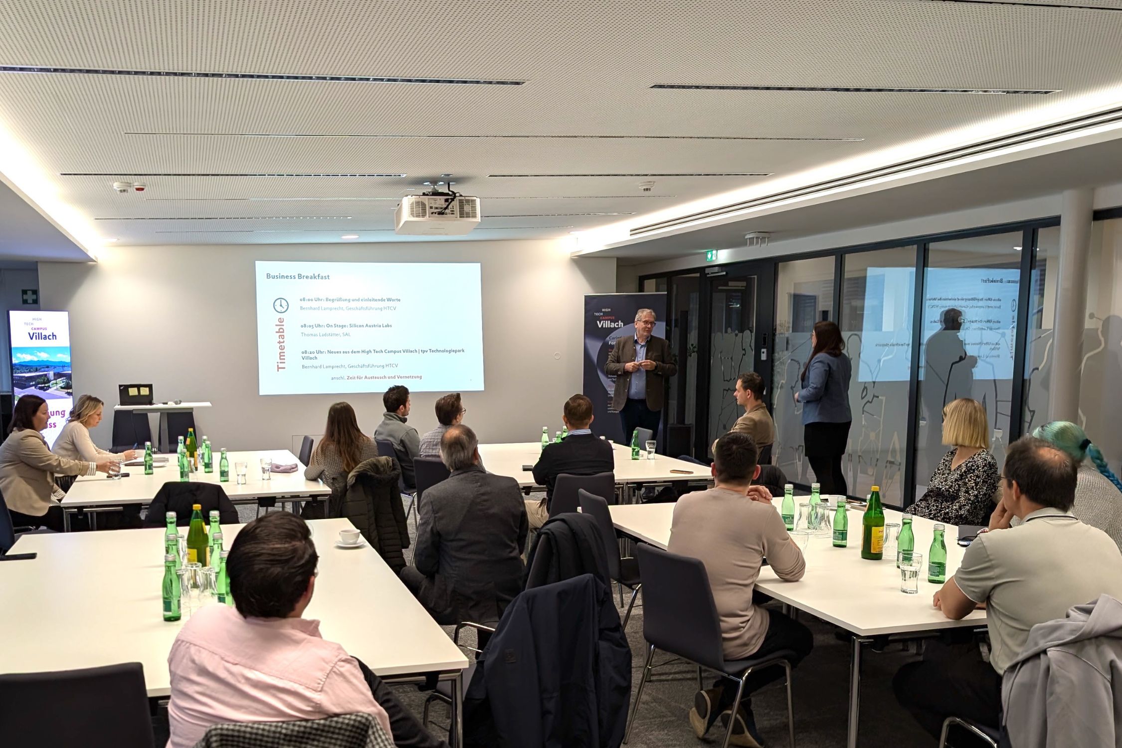 Bernhard Lamprecht hält die Teilnehmer:innen beim ersten tpv Business Breakfast willkommen