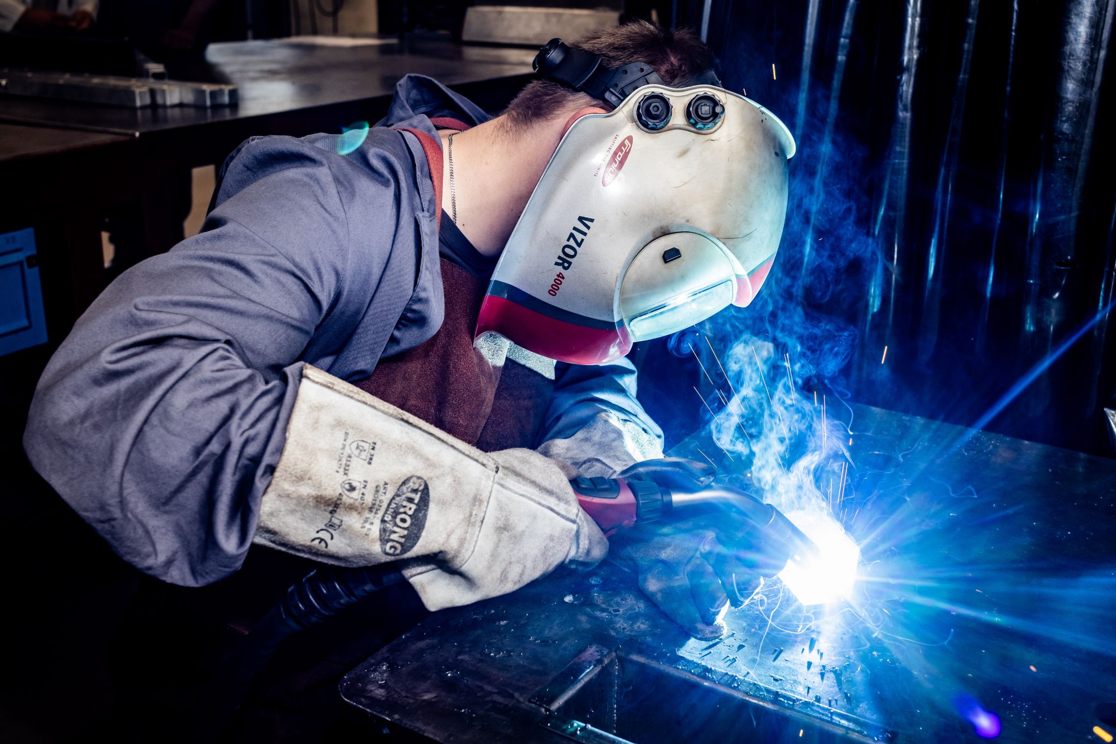 Lehrling beim Schweißen mit Schutzmaske