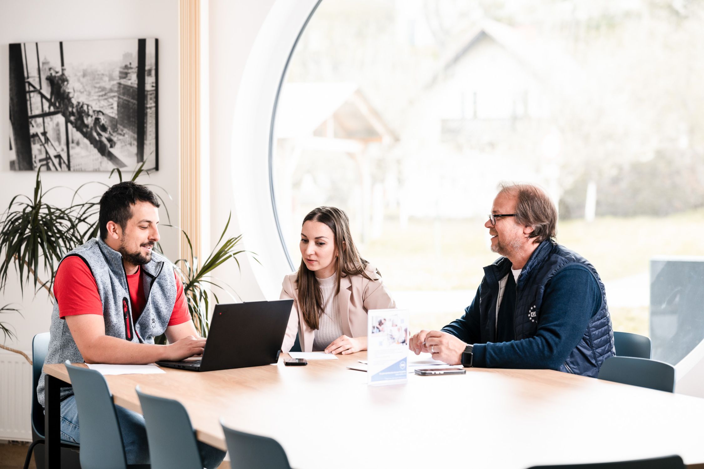 Das Team der GPS-Ausbildungswerkstatt im tpv Das Team der GPS-Ausbildungswerkstatt im Besprechungsraum