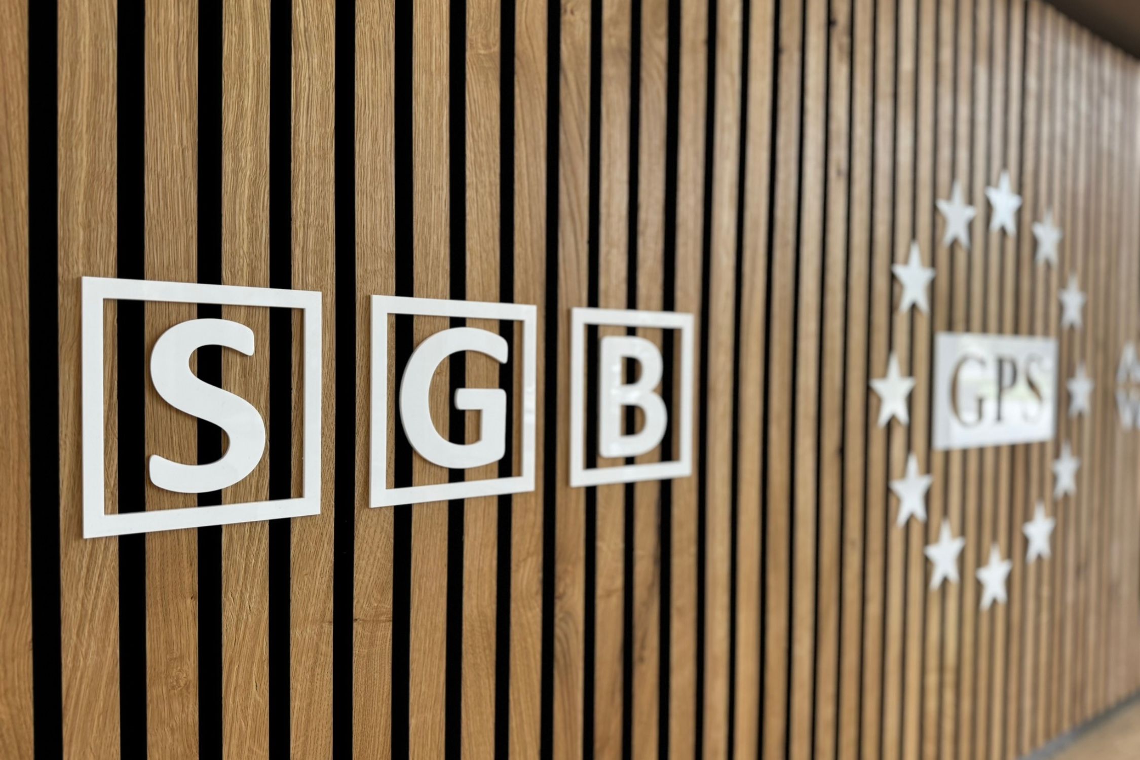 SGB Logo auf einer Holzwand