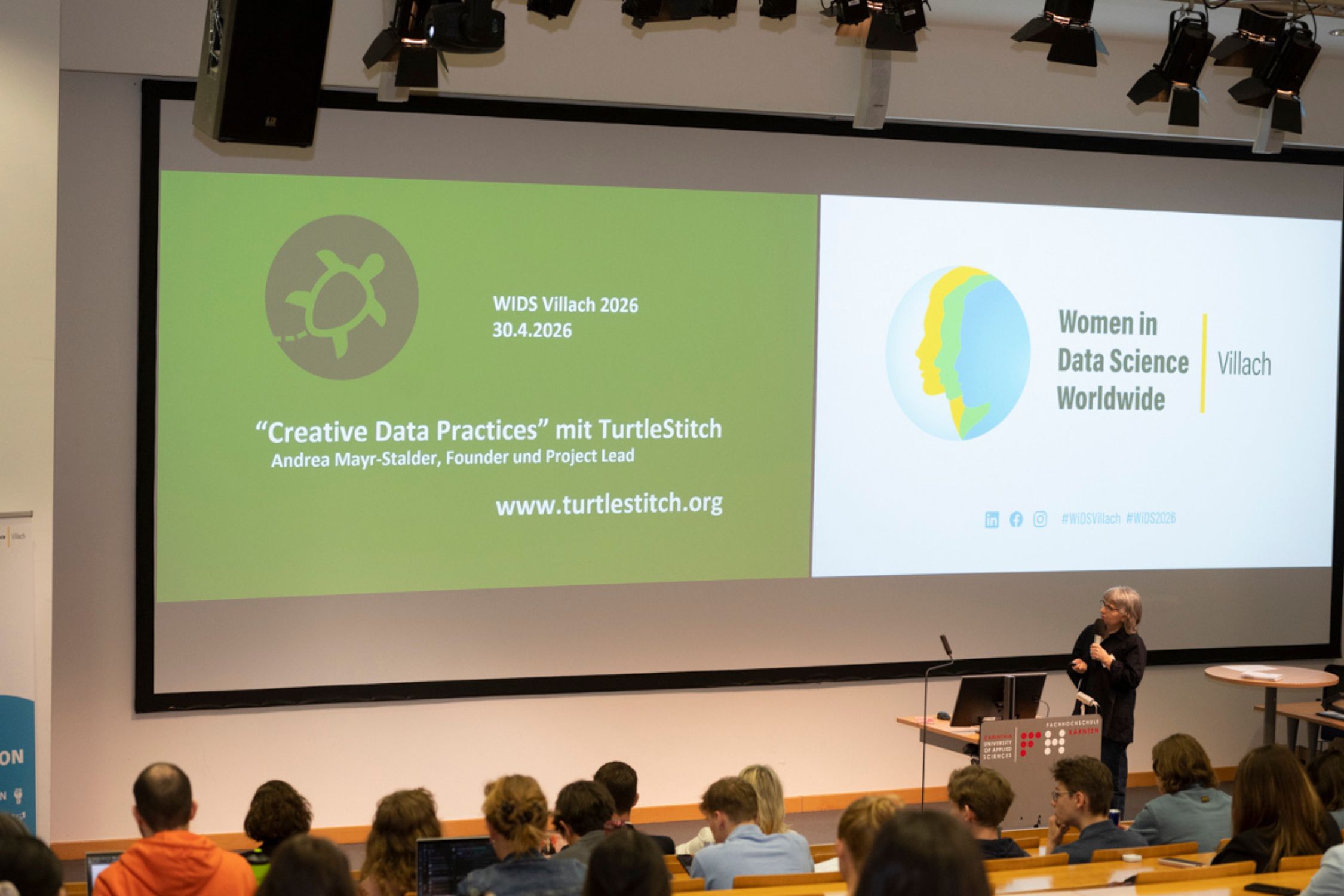 Vortragende referiert über "Creative Data Practices"